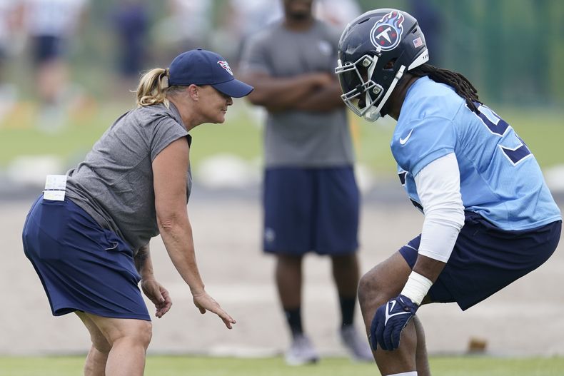 Lori Locust, izquierda, asistente de tiempo completo de control de calidad defensiva de los Titans de Tennessee, trabaja con el tackle defensivo Denico Autry, derecha, durante el entrenamiento de la NFL en las instalaciones de los Titans, el miércoles 7 de junio de 2023, en Nashville, Tennessee. (AP Foto/George Walker IV)