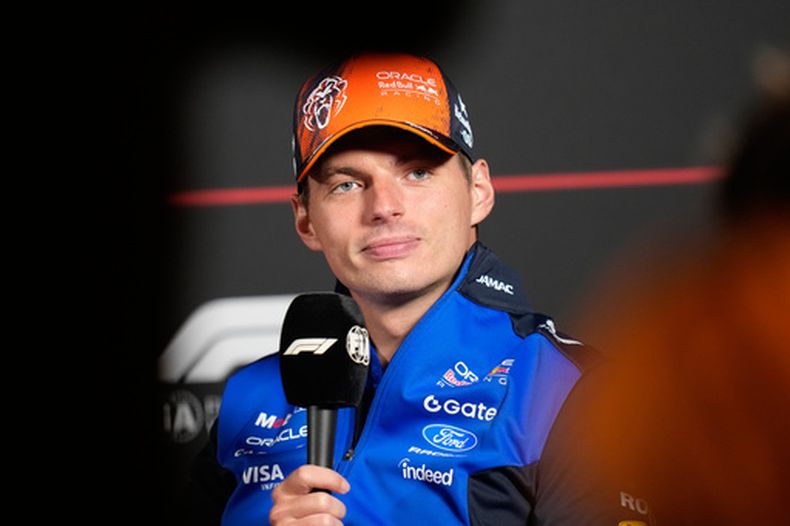 El piloto de Red Bull, el neerlandés Max Verstappen, asiste a una conferencia de prensa previa al Gran Premio de Fórmula 1 de los Países Bajos en Zandvoort, Países Bajos, el jueves 20 de agosto de 2026. (Foto AP/Darko Bandic)