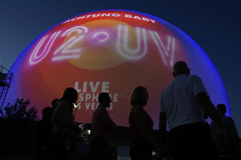 Personas llegan al la inauguración del foro Sphere con el primer concierto de la residencia de U2 UV Achtung Baby el 29 de septiembre de 2023 en Las Vegas. (Foto AP/John Locher)