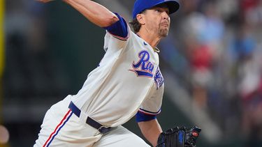 Jacob deGrom, de los Rangers de Texas, lanza en el duelo ante los Orioles de Baltimore, el sábado 8 de agosto de 2026 (AP Foto/LM Otero)