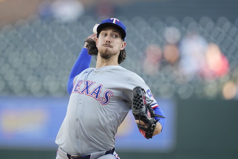 Michael Lorenzen, lanzador de los Rangers de Texas, trabaja durante la primera entrada del juego de béisbol en contra de los Tigres de Detroit, el lunes 15 de abril de 2024 en Detroit. (AP Foto/Carlos Osorio)
