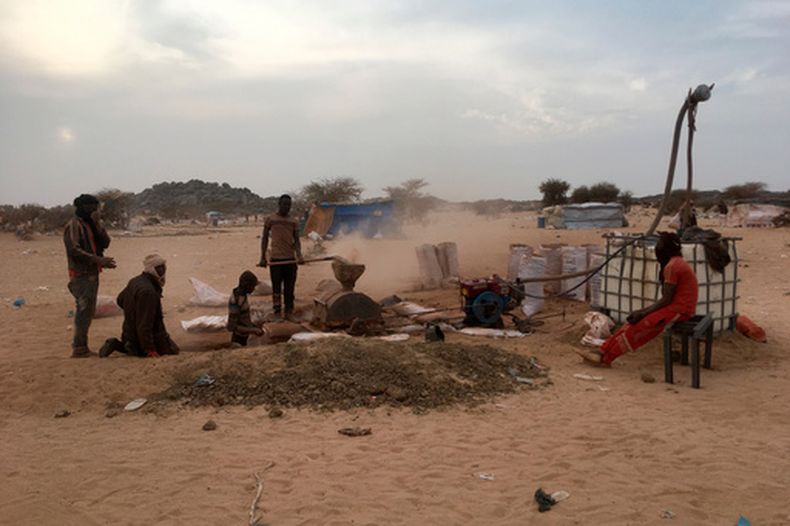 ARCHIVO - Buscadores de oro rompen piedras en Kidal, Mali, el 23 de enero de 2020. (AP Foto/Baba Ahmed, Archivo)