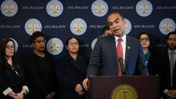 El fiscal general estatal de Washington, Nick Brown, habla durante una conferencia de prensa en la que anunció que Washington se unirá a una demanda federal para impugnar la orden ejecutiva del presidente Donald Trump para poner fin a la ciudadanía por nacimiento, el 21 de enero de 2025 en Seattle. (AP Foto/Lindsey Wasson)
