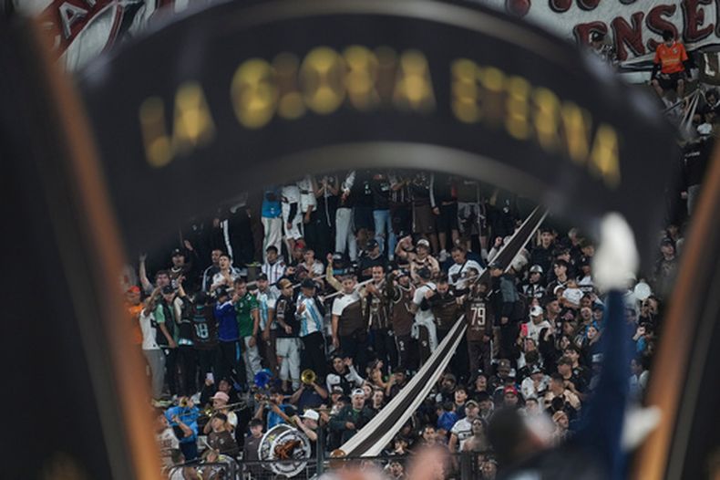 Hinchas de Platense alientan a su equipo antes de un partido de la Copa Libertadores ante Corinthians en Buenos Aires, el jueves 9 de abril de 2026 (AP Foto/Rodrigo Abd)