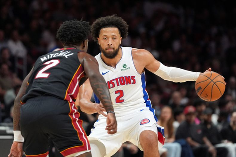 Cade Cunningham, de los Pistons de Detroit, enfrenta a Davion Mitchell, del Heat de Miami, en el duelo del viernes 23 de octubre de 2026 (AP Foto/Rebecca Blackwell)