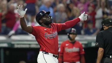 El dominicano Jhonkensy Noel, de los Guardianes de Cleveland, festeja tras conectar un jonrón ante los Cachorros de Chicago, el martes 13 de agosto de 2024 (AP Foto/Sue Ogrocki)
