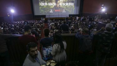 Gente espera en el Cine Yara para la proyección de la serie de Netflix, Cien años de soledad, basada en el libro de Gabriel García Márquez, como parte del 45° Festival Internacional del Nuevo Cine Latinoamericano de La Habana en La Habana, Cuba, el viernes 6 de diciembre de 2024. (Foto AP/Ariel Ley)