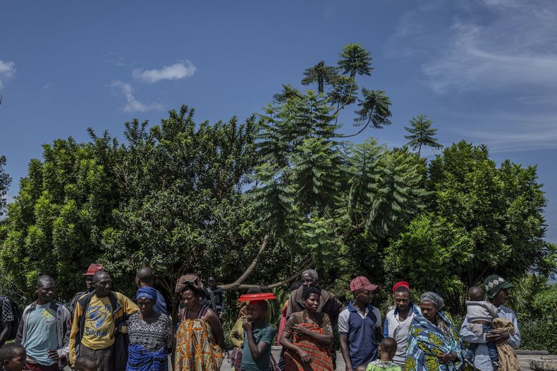 Refugiados ruandeses que vivían en el este de la República Democrática del Congo desde el genocidio en Ruanda de 1994 esperan su repatriación en Goma, República Democrática del Congo, el sábado 17 de mayo de 2025. (AP Foto/Moses Sawasawa)