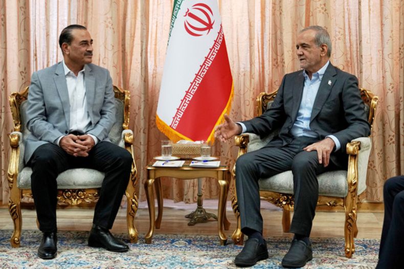 En esta fotografía difundida por la presidencia iraní, el mandatario Masoud Pezeshkian (a la derecha) conversa con el jefe del ejército paquistaní, el mariscal de campo general Asim Munir, el sábado 23 de mayo de 2026, en Teherán, Irán. (Presidencia iraní vía AP)