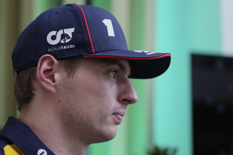 Max Verstappen, piloto de la escudería Red Bull, se presenta en el circuito de Yeda para el Gran Premio de Arabia Saudí, el domingo 20 de abril de 2025. (AP Foto/Darko Bandic)