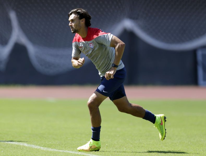 En esta foto del lunes 30 de junio de 2014, Chris Wondolowski se entrena en Salvador, Brasil. El jugador, miembro de la tribu india kiowa, se ha convertido en un &iacute;dolo para los pueblos nativos estadounidenses (AP Foto/Julio Cortez, archivo)