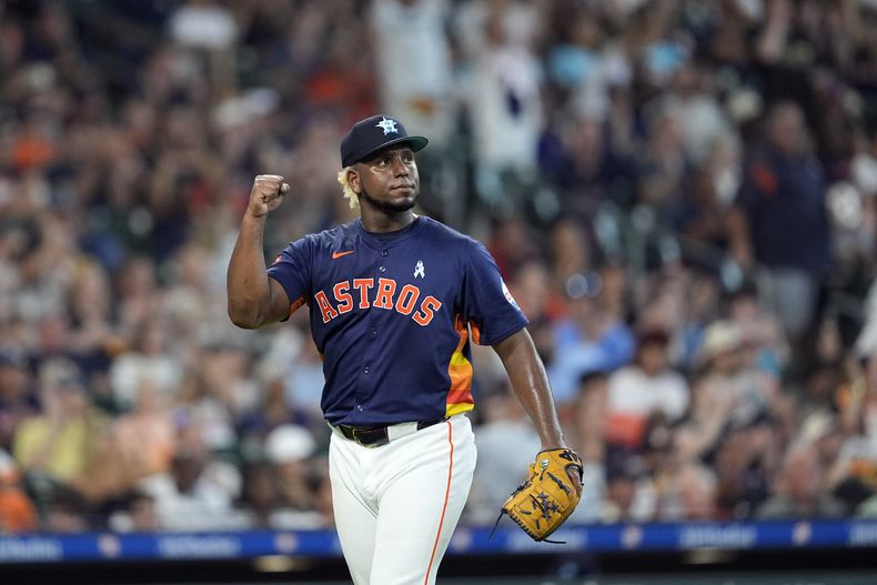 Ronel Blanco de los Astros de Houston tras sacar un out ante los Tigres de Detroit, el domingo 16 de junio de 2024, en Houston. (AP Foto/David J. Phillip)