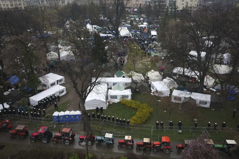 Vista general del campamento pro-Vucic durante una gran manifestación contra el presidente populista Aleksandar Vucic y su gobierno, en el centro de Belgrado, Serbia, el sábado 15 de marzo de 2025. (AP foto/Darko Vojinovic)