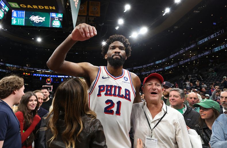Joel Embiid de los 76ers de Filadelfia celebra con su equipo la victoria en el juego 7 de la primera ronda de los Celtics de Boston el sábado 2 de mayo del 2026. (AP Foto/Jim Davis)
