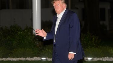 El presidente de Estados Unidos, Donald Trump, llega en el Marine One al Jardín Sur de la Casa Blanca, el viernes 2 de octubre de 2026, en Washington. (AP Foto/Rod Lamkey, Jr.)