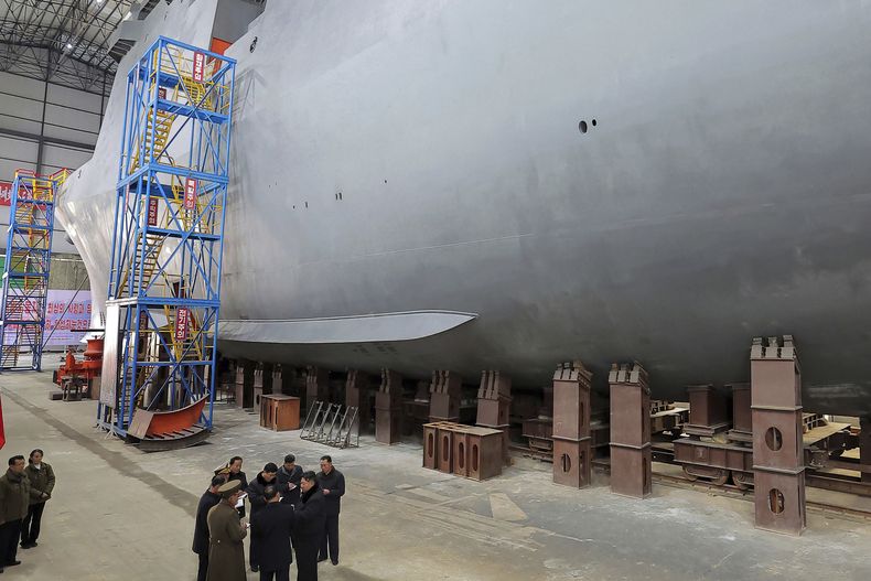 En esta imagen sin fecha, distribuida el 8 de marzo de 2025 por el gobierno de Corea del Norte, el líder del país, Kim Jong Un (abajo, derecha), visita un astillero donde se construyen buques de guerra en una ubicación no revelada en Corea del Norte. (Agencia Coreana de Noticias/Korea News Service via AP)