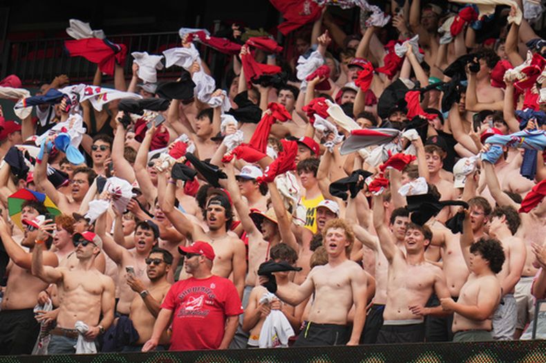 Un grupo de fanáticos agita sus camisetas durante un encuentro entre los Cardenales de San Luis y los Reales de Kansas City, el sábado 16 de mayo de 2026 (AP Foto/Jeff Roberson)