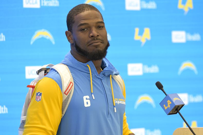 ARCHIVO - El linebacker de los Chargers de Los Ángeles, Denzel Perryman, habla con los medios durante la práctica de fútbol americano de la NFL el martes 20 de mayo de 2025, en El Segundo, California. (AP Photo/Jayne Kamin-Oncea, Archivo)