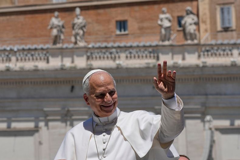 El papa León XIV saluda al salir de su audiencia general seminal en la Plaza de San Pedro, en el Vaticano, el miércoles 27 de mayo de 2026. (AP Foto/Alessandra Tarantino)