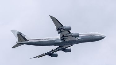 Un avión Boeing privado de 13 años de antigüedad que el presidente estadounidense Donald Trump inspeccionó para ver sus características tecnológicas y mecánicas, despega del Aeropuerto Internacional de Palm Beach en West Palm Beach, Florida, el 15 de febrero del 2025. (AP foto/Ben Curtis)