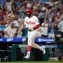 Derek Hill, de los Filis de Filadelfia, reacciona después de batear un grand slam frente a Tom Cosgrove, lanzador de los Nacionales de Washington, durante la séptima entrada del juego de béisbol de Grandes Ligas, el lunes 3 de agosto de 2026, en Filadelfia. (AP Foto/Matt Slocum)