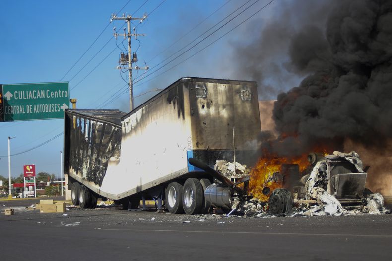 ARCHIVO - Un camión se incendia en una calle de Culiacán, estado de Sinaloa, México, el 5 de enero de 2023, después de que las fuerzas de seguridad mexicanas capturaran a Ovidio Guzmán, hijo del exjefe del Cártel de Sinaloa, Joaquín El Chapo Guzmán, lo que desató tiroteos y barricadas. (AP Foto/Martín Urista, Archivo)