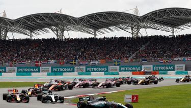 ARCHIVO - El piloto de Mercedes Lewis Hamilton lidera en la tercera curva del Gran Premio de Malasia, el domingo 1 de octubre de 2017, en el circuito de Sepang. (AP Foto/Vincent Thian)