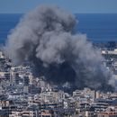 Una columna de humo se eleva el lunes 9 de marzo de 2026 tras un ataque aéreo israelí en Dahiyeh, en las afueras del sur de Beirut, Líbano. (AP Foto/Bilal Hussein)