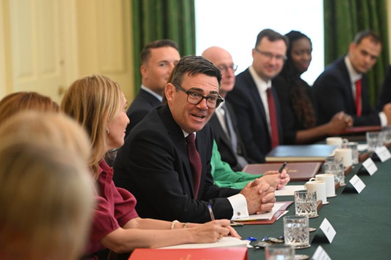 El primer ministro de Reino Unido, Andy Burnham, centro, asiste a su primera reunión de gabinete tras asumir el cargo, en el número 10 de Downing Street, Londres, el martes 21 de julio de 2026. (Eddie Mulholland/Pool Foto vía AP)