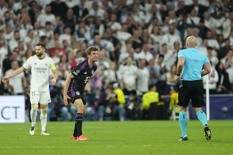 Thomas Mueller (centro) del Bayern Múnich reacciona ante el árbitro durante la semifinal contra el Real Madrid en la Liga e Campeones, el miércoles 8 de mayo de 2024. (AP Foto/José Bretón)