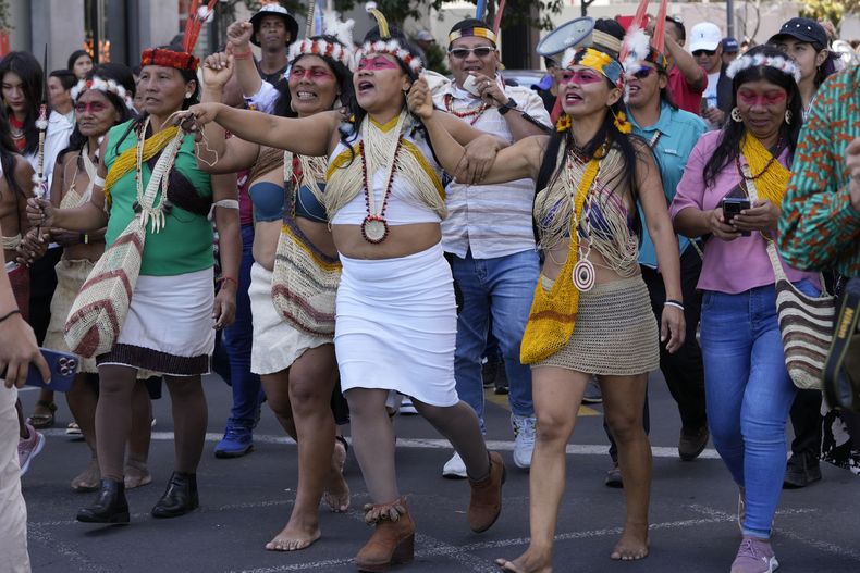Mujeres indígenas waorani participan en una manifestación exigiendo a las autoridades que cumplan con las disposiciones de una consulta popular que pone fin a la extracción de petróleo en un sector de la Amazonia donde viven indígenas en Quito, Ecuador, el martes 20 de agosto de 2024. (AP Foto/Dolores Ochoa)