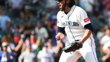 ARCHIVO — El relevista de los Mariners de Seattle, el mexicano Andrés Muñoz, reacciona tras ponchar a Evan Carter, de los Rangers de Texas, para el último out durante la novena entrada de un partido de béisbol, el 9 de septiembre de 2026, en Seattle. (Foto AP/Jason Redmond, Archivo)