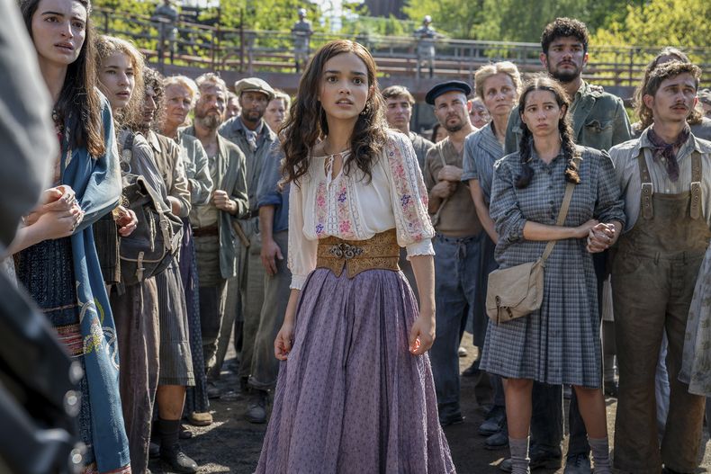 En esta imagen proporcionada por Lionsgate, Rachel Zegler, centro, en una escena de The Hunger Games: The Ballad of Songbirds and Snakes. (Lionsgate vía AP)