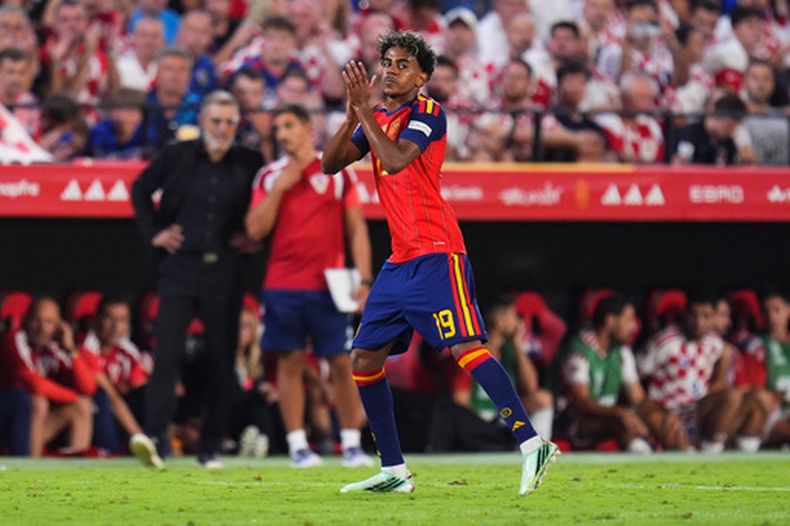 Lamine Yamal de España celebra tras anotar el tercer gol de su equipo en el encuentro ante Croacia en la Liga de Naciones el martes 29 de septiembre del 2026. (AP Foto/Manu Fernandez)