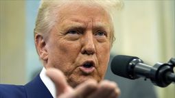 El presidente Donald Trump habla en la ceremonia de juramentación de Tulsi Gabbard como directora de Inteligencia Nacioal en la Oficina Oval de la Casa Blanca, el miércoles 12 de febrero de 2025, en Washington. (Foto/Alex Brandon)
