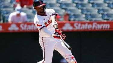 El bateador designado de los Angelinos de Los Ángeles, Jorge Soler, batea para out de rutina, permitiendo que Zach Neto anote, durante la quinta entrada de un partido de béisbol contra los Tigres de Detroit, el domingo 19 de julio de 2026, en Anaheim, California. (Foto AP/Caroline Brehman)