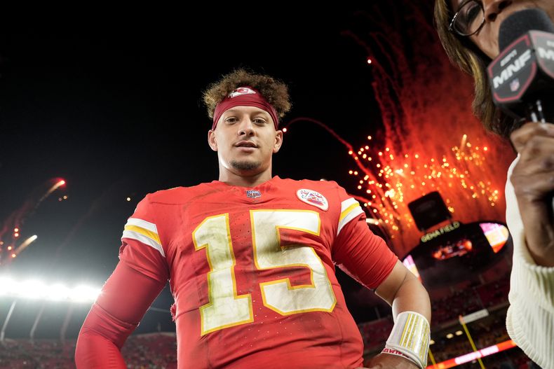 Patrick Mahomes, quarterback de los Chiefs de Kansas City, espera a ser entrevistado tras la victoria sobre los Saints de Nueva Orleáns, el lunes 7 de octubre de 2024 (AP Foto/Charlie Riedel)