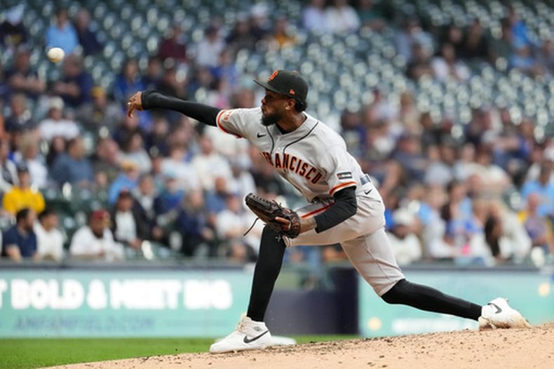 Wilkin Ramos, de los Gigantes de San Francisco, trabaja en la quinta entrada del juego de béisbol de Grandes Ligas contra los Cerveceros de Milwaukee, el lunes 1 de junio de 2026, en Milwaukee. (AP Foto/Aaron Gash)