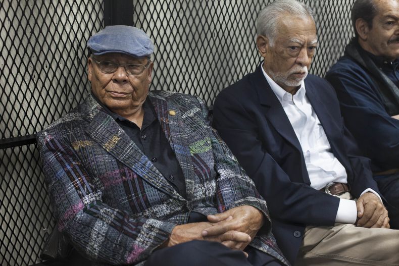 ARCHIVO - Los exmilitares Benedicto Lucas García, izquierda, y Edilberto Letona Linares, sentados en una celda en una sala de audiencias en Ciudad de Guatemala, el 2 de marzo de 2017. Una sala de apelaciones de Guatemala desobedeció un fallo de la Corte Interamericana de Derechos Humanos el viernes 9 de junio de 2023, al ordenar la liberación de tres militares de alto rango condenados por delitos de lesa humanidad, entre ellos, Lucas García. (AP Foto/Moisés Castillo, Archivo)