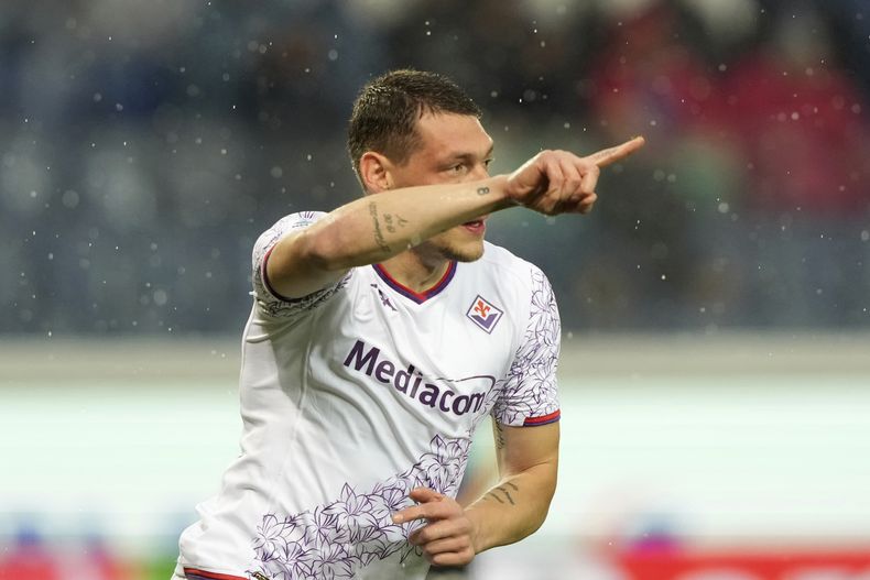 Andrea Belotti celebra tras anotar el primer gol de Fiorentina ante Atalanta en el partido de la Serie A italiana, el domingo 2 de junio de 2024, en Bérgamo. (Spada/LaPresse vía AP)