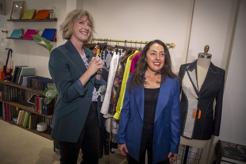 La estilista Natalie Tincher, a la izquierda, y Deborah Borg discuten cómo lograr el look sin maquillaje en la tienda de ropa femenina Dalya el miércoles 27 de agosto de 2025, en Nueva York. (Foto Andy Kropa/Invision/AP)