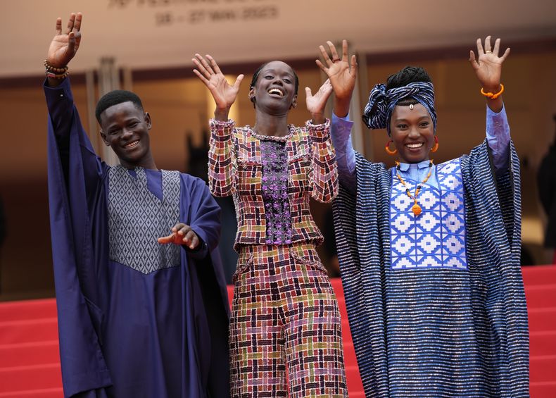 Mamadou Diallo, de izquierda a derecha, la directora Ramata-Toulaye Sy y Khady Mane posan al llegar al estreno de la película Banel e Adama en la 76a edición del festival internacional de cine de Cannes, en el sur de Francia, el sábado 20 de mayo de 2023. (Foto Scott Garfitt/Invision/AP)