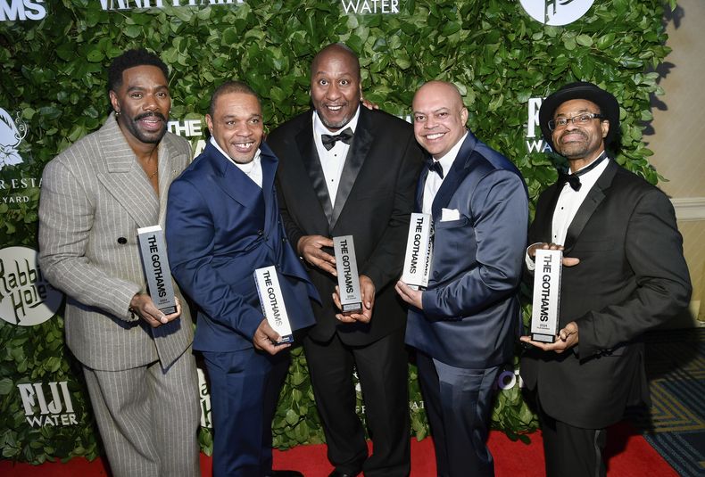 Colman Domingo, de izquierda a derecha, Clarence Maclin, Sean Dino Johnson, Jon-Adrian JJ Velazquez y John Divine G Whitfield posan con el premio honorario a la justicia social por Sing Sing durante los Premios Gotham en Cipriani Wall Street el lunes 2 de diciembre de 2024 en Nueva York. (Foto Evan Agostini/Invision/AP)