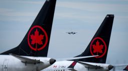 Aviones de Air Canada en el Aeropuerto Internacional de Vancouver en Richmond, Columbia Británica, el 18 de agosto del 2025. (Darryl Dyck/The Canadian Press via AP)