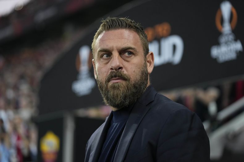 ARCHIVO - El técnico de la Roma Daniele De Rossi previo al inicio del partido de vuelta de la semifinal de la Liga Europa contra Bayer Leverkusen, el 9 de mayo de 2024, en Leverkusen. (AP Foto/Matthias Schrader)