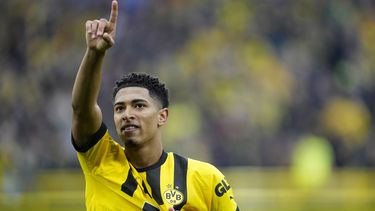 ARCHIVO - Foto del 22 de abril del 2023, Jude Bellingham celebra tras anotar en el encuentro del Borussia Dortmund ante el Eintracht Frankfurt. El miércoles 7 de junio del 2023, el club alemán confirma la transferencia del jugador al Real Madrid por 130 millones de euros. (AP Foto/Martin Meissner, Archivo)