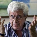 El destacado escritor e intelectual libanés Elias Khoury habla durante una entrevista con The Associated Press en su oficina del Instituto de Estudios Palestinos en Beirut, Líbano, el viernes 8 de agosto de 2014. (Foto AP/Bilal Hussein, Archivo)