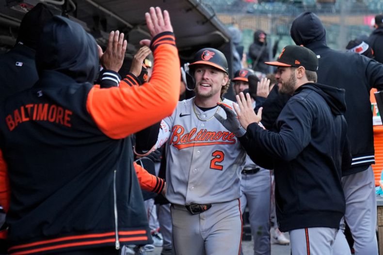 El bateador designado de los Orioles de Baltimore Gunnar Henderson celebra tras batear un jonrón de dos carreras en la séptima entrada ante los Medias Blancas de Chicago el martes 7 de abril del 2026. (AP Foto/Erin Hooley)