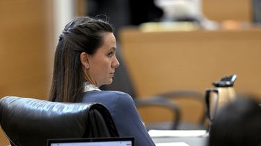 ARCHIVO - La acusada Ashley Benefield observa al jurado mientras éste se retira para deliberar durante su juicio, el 29 de julio de 2024, en el centro judicial del condado de Manatee, en Bradenton, Florida. (Tiffany Tompkins/The Bradenton Herald vía AP, Archivo)