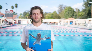 Nevermind de Nirvana: el joven que apareció de bebé en la portada del álbum demanda a la banda